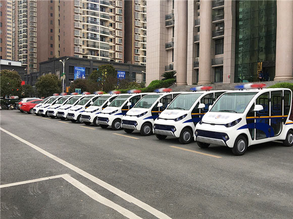 重慶南岸區(qū)人民政府交車現(xiàn)場--5座標(biāo)準電動巡邏車